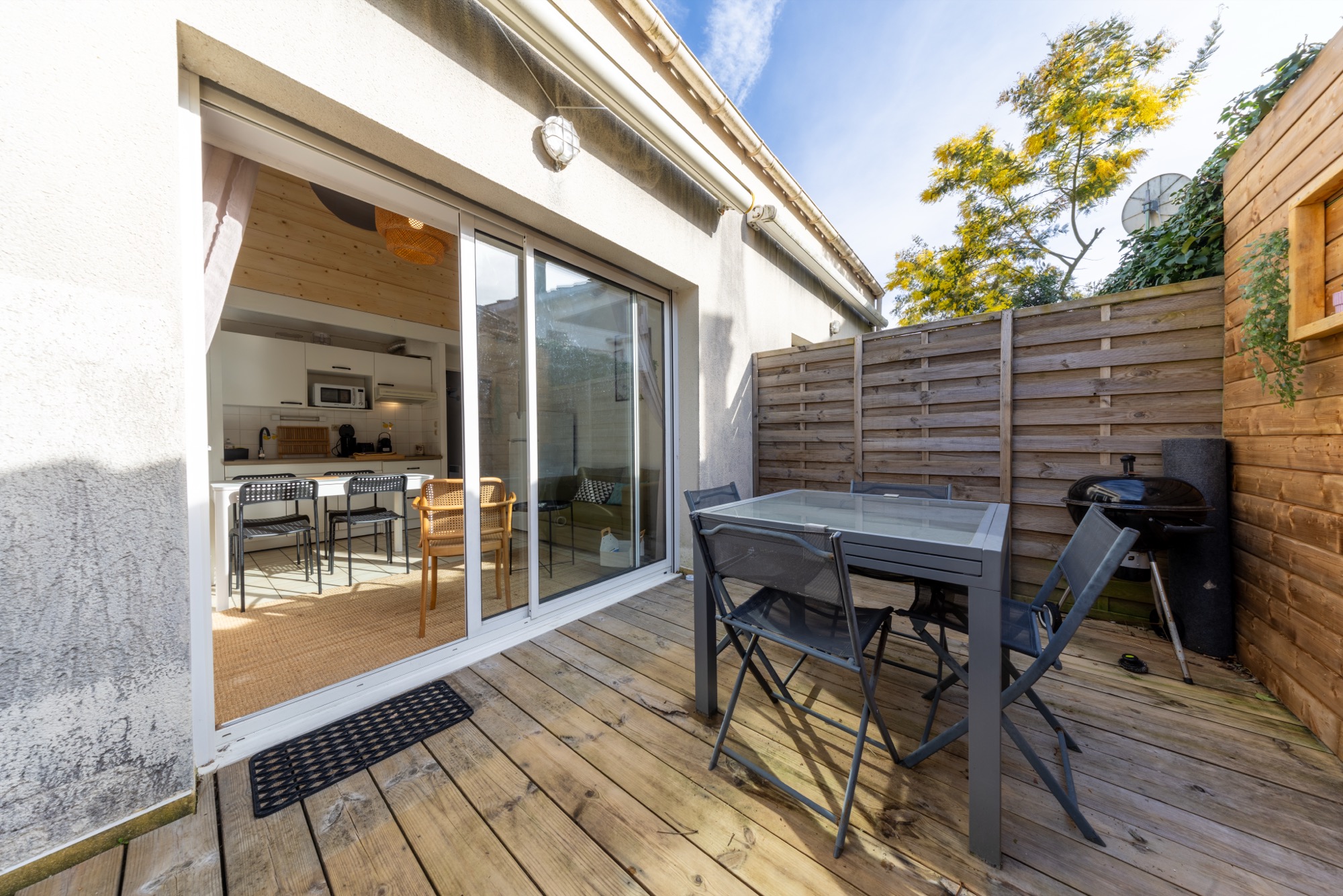 Terrasse avec barbecue de la maison Les Tamaris à Ronce-les-Bains